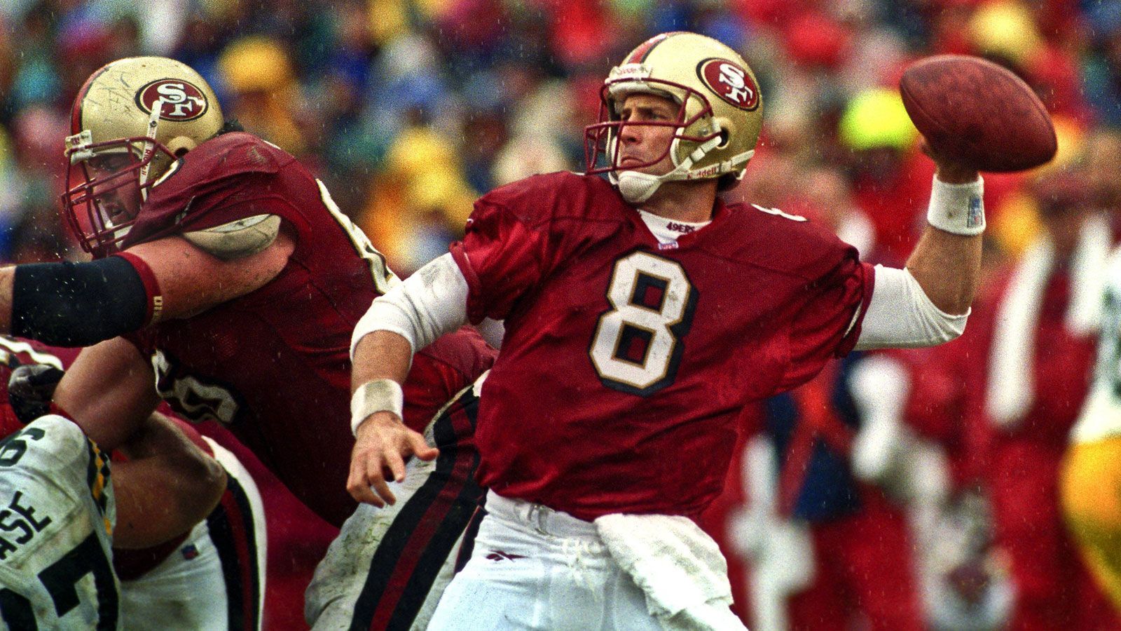 
                <strong>Platz 7 (geteilt): Steve Young (Quarterback der San Francisco 49ers, zweifacher MVP)</strong><br>
                Montanas Nachfolger bei den San Francisco 49ers, Steve Young, macht es seinem Vorgänger gleich und angelt sich den MVP-Award in den Jahren 1992 und 1994.
              