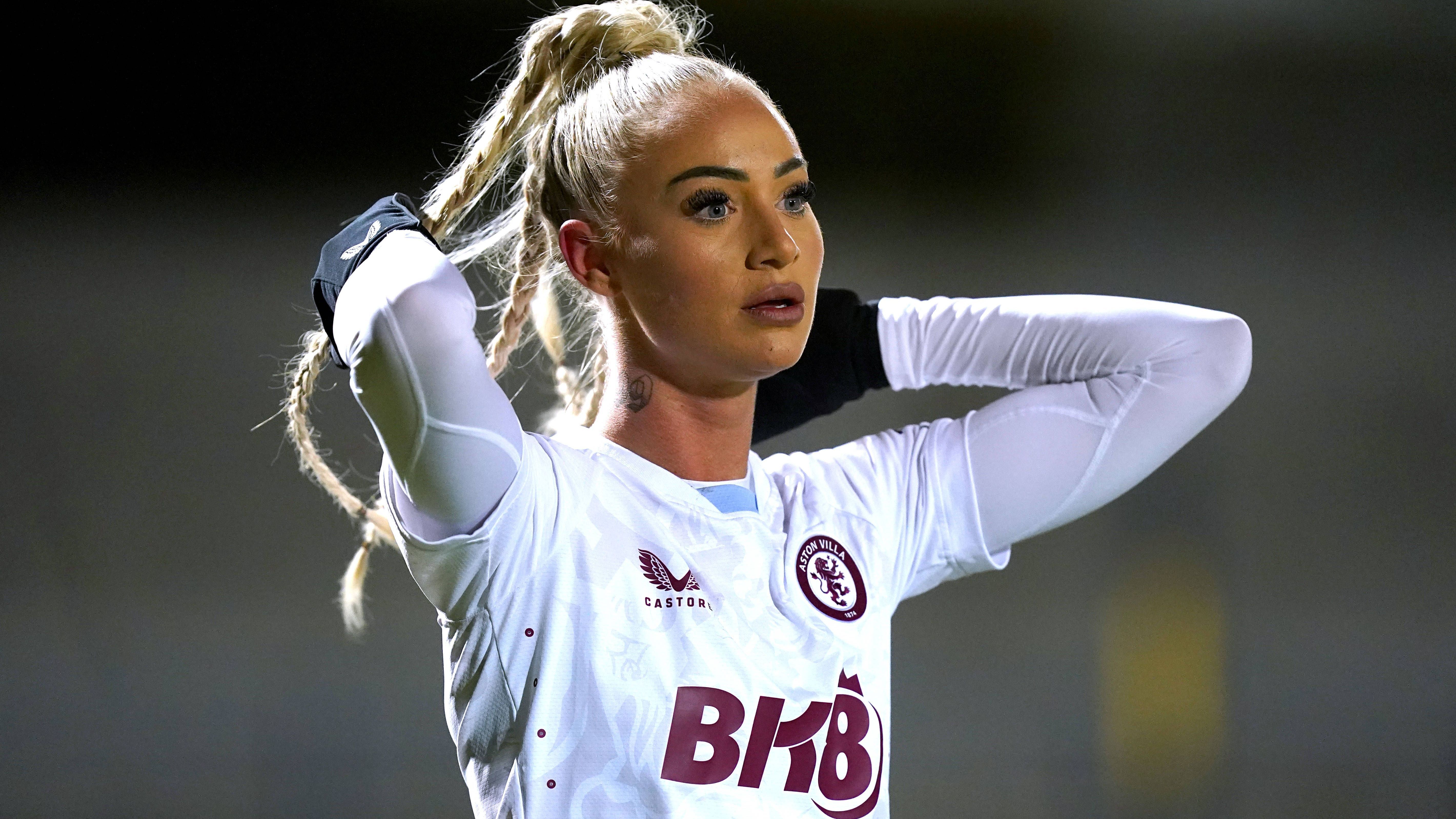 <strong>Alisha Lehmann</strong><br>Baller League Team: Streets United - Managerin<br>Alter: 25<br>Position: Rechtsaußen<br>Klubs: Aston Villa (aktuell, 62 Spiele, 12 Tore, 8 Assists), Young Boys Bern (61 Spiele, 35 Tore), West Ham United (50 Spiele, 12 Tore, 4 Assists), FC Everton (9 Spiele, 1 Tor, 1 Assist)<br>Nationalmannschaft: Schweiz (45 Länderspiele, 6 Tore)<br>Erfolge: Schweizer Cupsieger 2017/18 mit Young Boys Bern