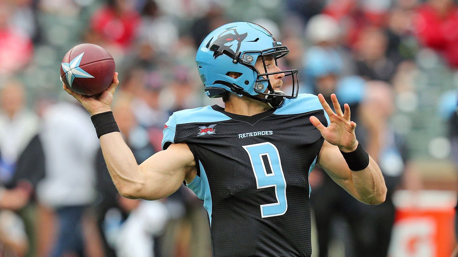 
                <strong>Philip Nelson (Backup Quarterback Dallas Renegades) </strong><br>
                Den Ersatz für den verletzten Jones am ersten Spieltag gab Philip Nelson. Dabei wirkte er sehr bemüht, ihm gelang allerdings wenig Produktives. Durch die Wiedergenesung von Jones rückt er wieder ins zweite Glied. Er steht dabei vor Eric Dungey, Brogan Roback und Jerrod Heard in der Rangliste.  
              