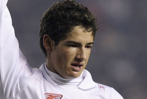 
                <strong>Pato (Hertha BSC)</strong><br>
                Hertha-Manager Dieter Hoeneß hat 2006 die Chance, den 17-jährigen Pato für drei Millionen Euro nach Berlin zu lotsen. Weil zuvor einige Brasilianer floppten, zögert er jedoch. Pato wechselt Ende 2007 für 22 Millionen Euro zum AC Mailand.
              