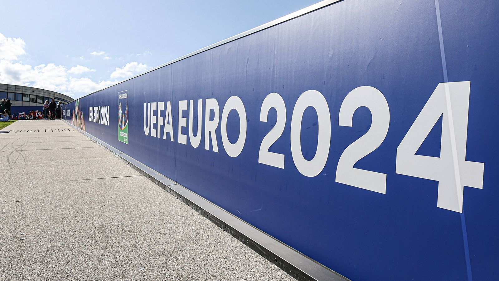 <strong>Wann? Wo? Was? - Der Fahrplan der DFB-Elf bis zur Heim-EM </strong><br>
                Der Countdown für die Heim-Europameisterschaft 2024 läuft. Am 14. Juni 2024 wird es um 21 Uhr in der "Munich Football Arena" zum Eröffnungsspiel zwischen Deutschland und Schottland kommen. Für Bundestrainer Julian Nagelsmann und sein Team hat die heiße Phase also längst begonnen. Das plant der DFB bis zum Turnierstart. (Stand: 27. März 2024)&nbsp;
