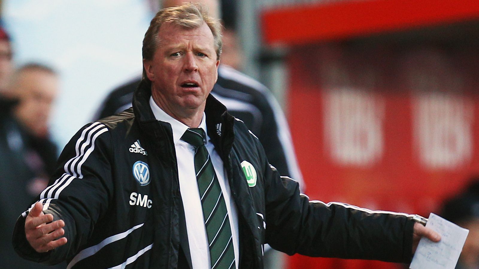 
                <strong>Steve McClaren (VfL Wolfsburg)</strong><br>
                Der VfL Wolfsburg ging im Sommer 2010 ganz neue Wege. Die Niedersachsen verpflichteten mit Steve McClaren den ersten und bis heute einzigen englischen Trainer der Bundesliga-Historie. Als frischgebackener niederländischer Meister kam McClaren von Twente Enschede nach Wolfsburg, doch in der Bundesliga kam der Brite nie wirklich an. Die damals schon ambitionierten Wolfsburger spielten in der Saison 2010/11 sehr inkonstant, so wechselten sich Niederlagen- mit Siegesserien ab. Bis nach dem 21. Spieltag schauten sich die VfL-Verantwortlichen das Ganze an, dann handelten sie konsequent. Im Anschluss an eine 0:1-Niederlage im Derby bei Hannover 96 war die recht kurze Ära von McClaren wieder zu Ende - nach ganzen 24 Pflichtspielen als Trainer der Wolfsburger. In seiner weiteren Trainer-Karriere arbeitete der frühere englische Nationaltrainer McClaren hauptsächlich wieder auf der Insel, zuletzt bis April 2019 bei den Queens Park Rangers.
              