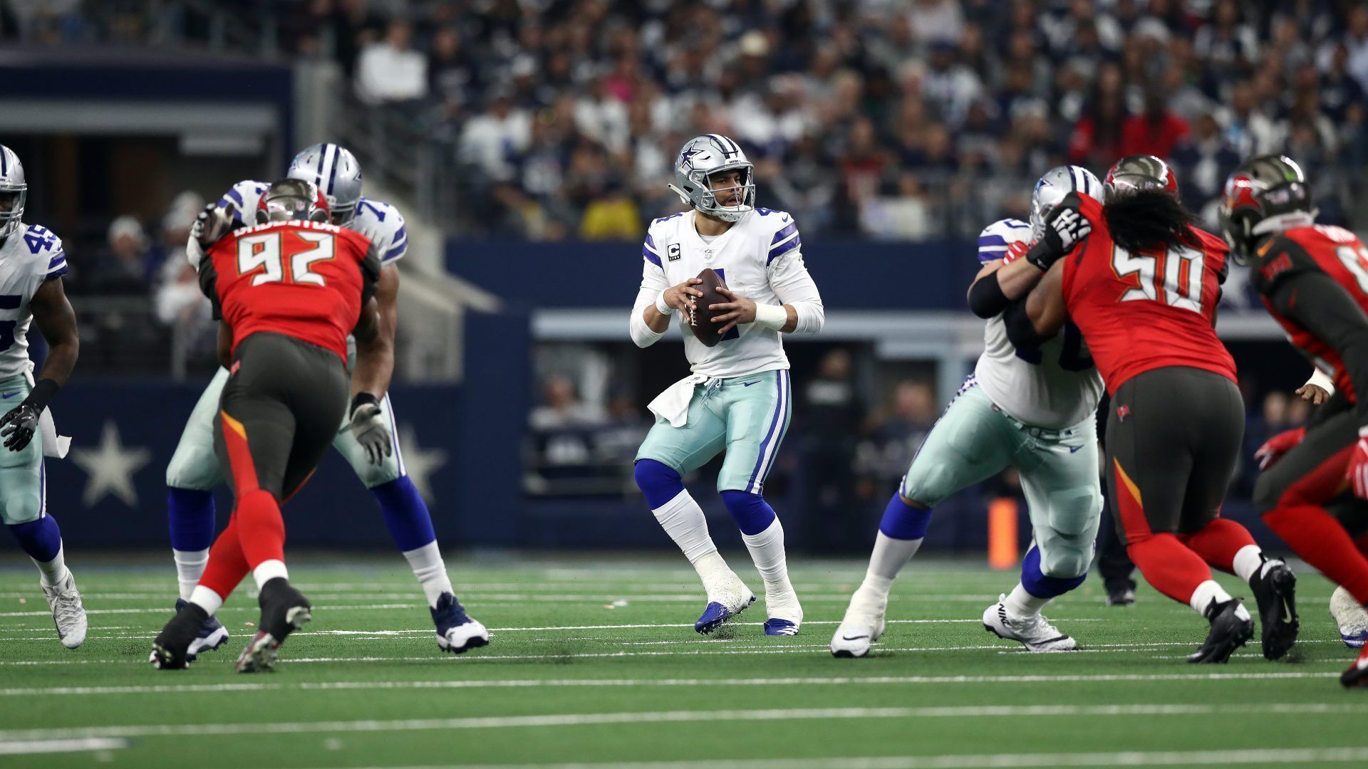 
                <strong>Dallas Cowboys (NFC East)</strong><br>
                Super-Bowl-Champions gegen "America's Team"? Sehr gerne! Geht es nach Spektakel und Aufmerksamkeit, wäre dieses Duell wohl die aufregendste Konstellation zum Saisonstart. Mit Dak Prescott und den Dallas Cowboys würden Brady und Co. ein hungriges Team aus der NFC East empfangen, das mit ihrem wiedergenesenen Quarterback neu angreifen will. Die beiden hochkarätigen Offensiven versprechen viele Punkte und ein Feuerwerk zum Auftakt. 
              