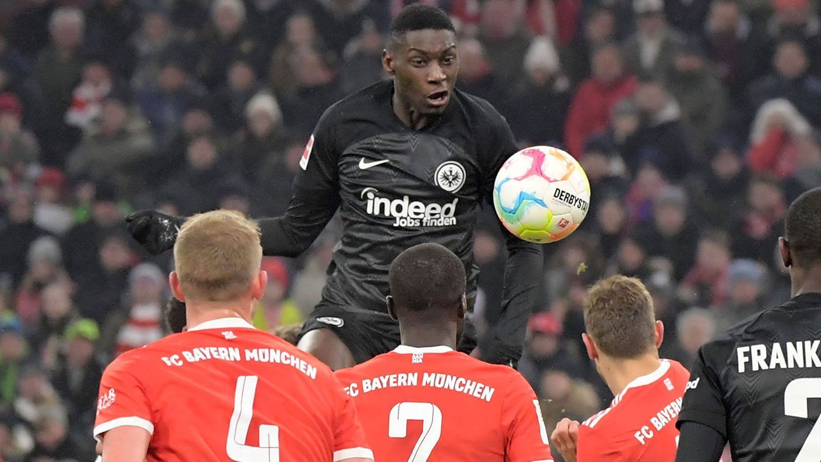 
                <strong>Randal Kolo Muani (Eintracht Frankfurt)</strong><br>
                Kommt in der 12. Minute nach einer Ecke frei zum Abschluss, ist davon selbst überrascht und kann nichts draus machen. Kommt in der Folge kaum zum Zug, was auch an der defensiven Ausrichtung der Eintracht liegt. In der zweiten Halbzeit plötzlich brandgefährlich, vor allem nach der Einwechslung von Kamada. Gleicht in der 69. Minute sehenswert zum 1:1 aus. ran-Note: 2
              