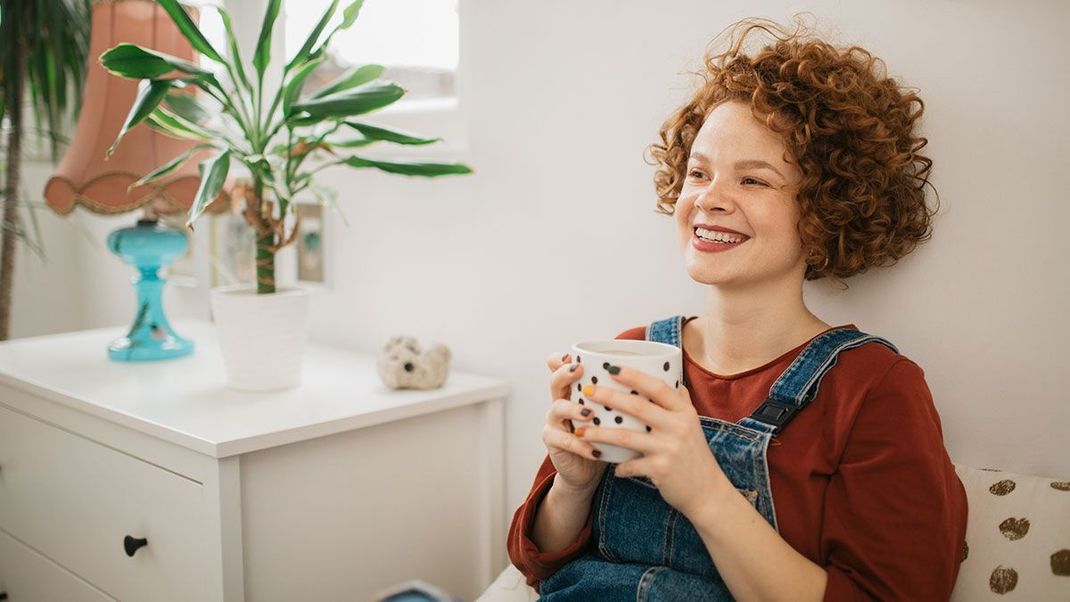 Strahlend weiße Zähne – und das im Handumdrehen direkt in eurem Zuhause! Wir haben die besten Tipps zum DIY-Zähne-bleachen.