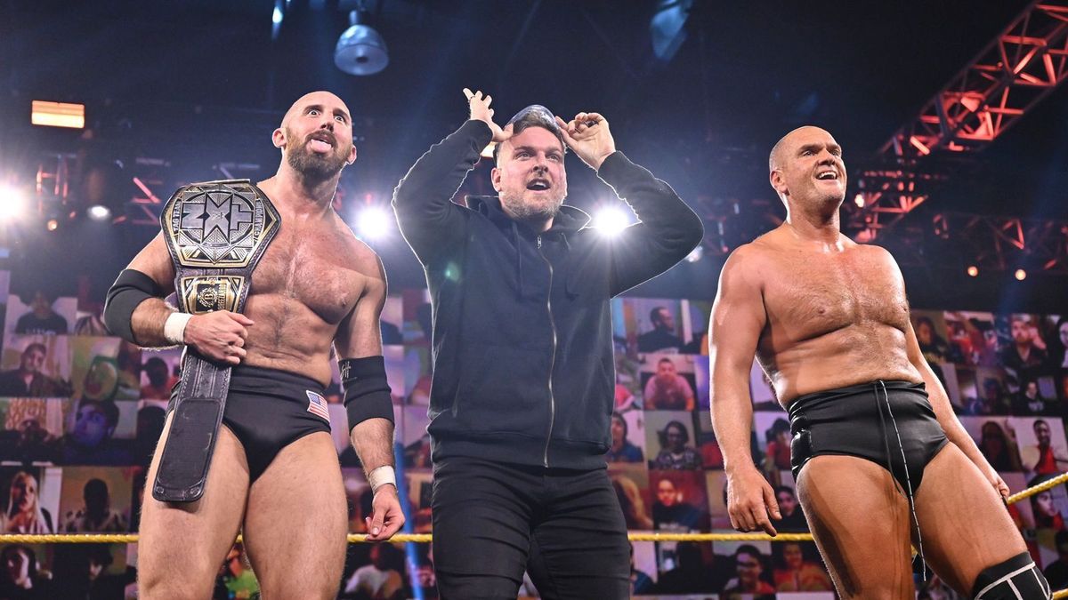 Pat McAfee hilft bei Titelgewinn von Danny Burch und Oney Lorcan