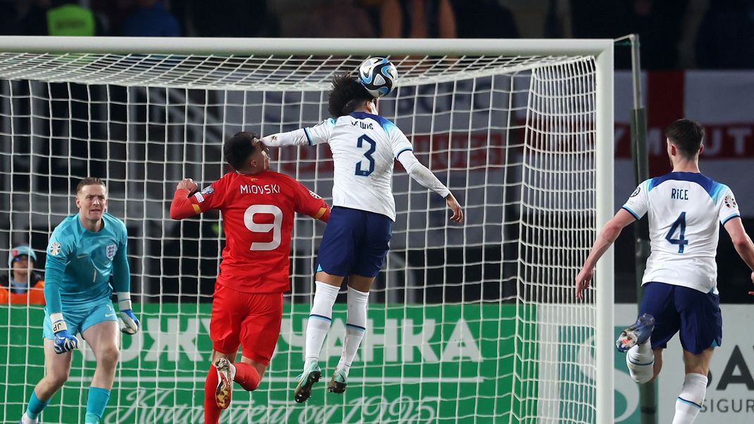 Rico Lewis (M.) köpft den Ball weg und berührt Miovski mit der Hand im Gesicht. Für diese Berührung gab es Elfmeter.
