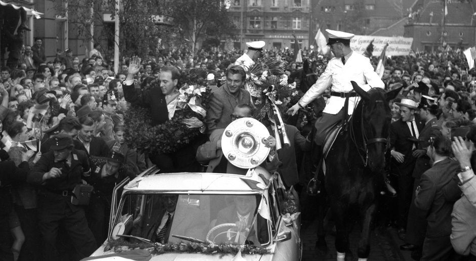 
                <strong>Schalke 04 ist deutscher Meister</strong><br>
                Schalke-Fans brauchen jetzt ganz viel Kraft: Am 18. Mai 1958 wird der FC Schalke 04 zum letzten Mal deutscher Fußball-Meister. Noch vor Gründung der Bundesliga. Damals wird die Fußball-Meisterschaft noch im K.o.-System mit zwei Gruppen ausgespielt, unter anderem mit Eintracht Braunschweig, Tennis Borussia Berlin und dem Karlsruher SC. Das Endspiel gewinnt Schalke 3:0 gegen den Hamburger SV. 
              