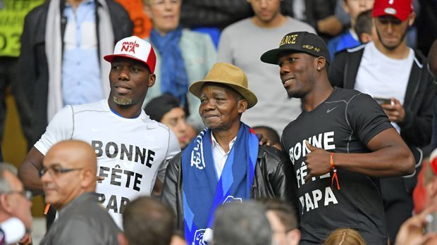 
                <strong>Paul Pogba (Familie)</strong><br>
                Familie: Seine beiden Brüder Florentin (AS St. Etienne) und Mathias (St. Partick Thistle) sind ebenfalls Fußballprofis, spielen im Gegensatz zu ihm für Guinea. Sie haben den großen Traum, irgendwann einmal gemeinsam bei einem Verein auf dem Platz zu stehen.
              