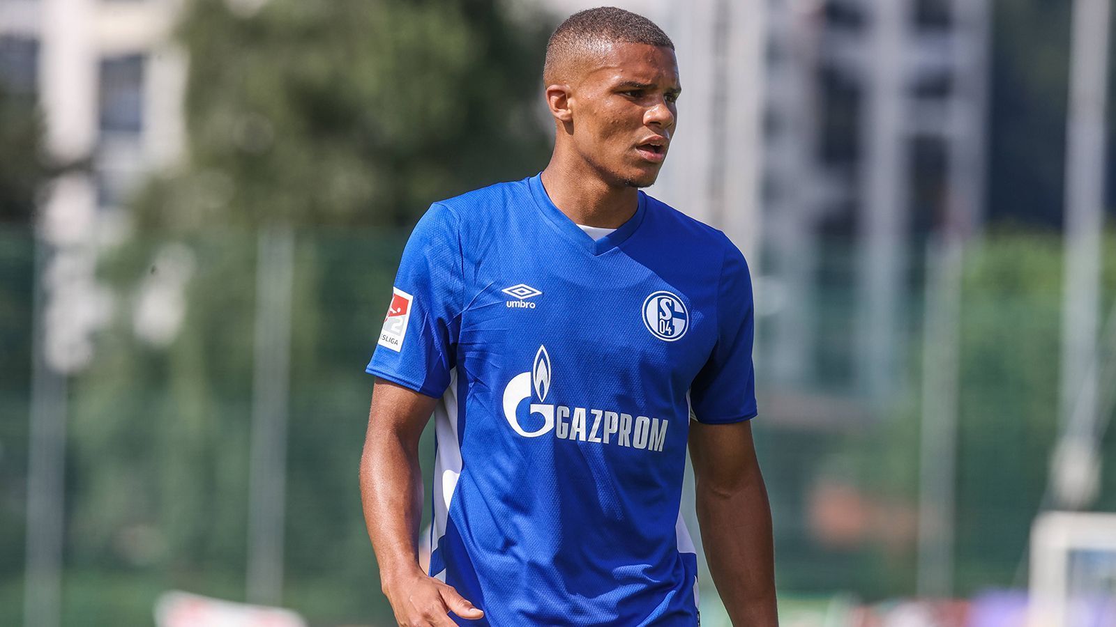 
                <strong>IV: Malick Thiaw (FC Schalke 04)</strong><br>
                Das junge Abwehrtalent musste in der vergangenen Saison viel Lehrgeld zahlen, sammelte aber über eine gesamte Saison viel Spielpraxis in der Bundesliga: 19 Einsätze, 16 von Beginn an. Dem 19-Jährigen wird eine große Zukunft vorhergesagt, doch muss er sein Talent nun auch gegen die bulligen Zweitliga-Stürmer zur Schau stellen. Dennoch: Thiaw ist ein Lichtblick für Königsblau.
              