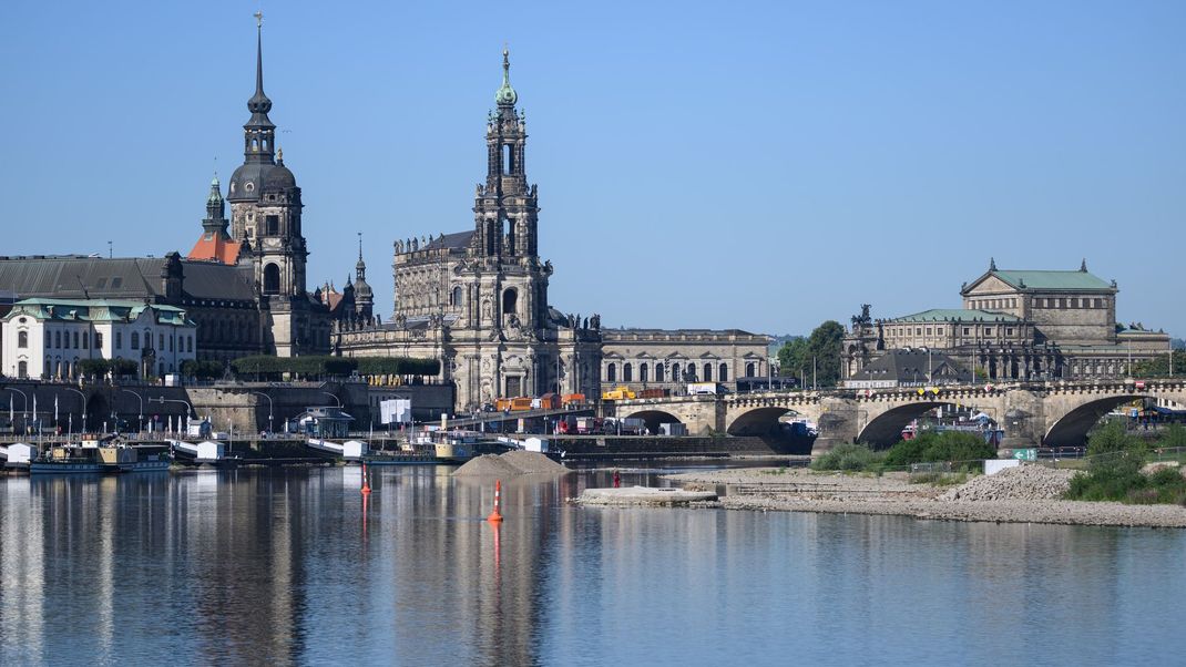 Blick auf die historische Altstadtkulisse mit dem Terrassenufer (von links nach rechts), dem Ständehaus, dem Hausmannsturm, der Hofkirche und der Semperoper. Nach dem Abriss der Carolabrücke sind neue Sichtachsen auf die Altstadt entstanden.
