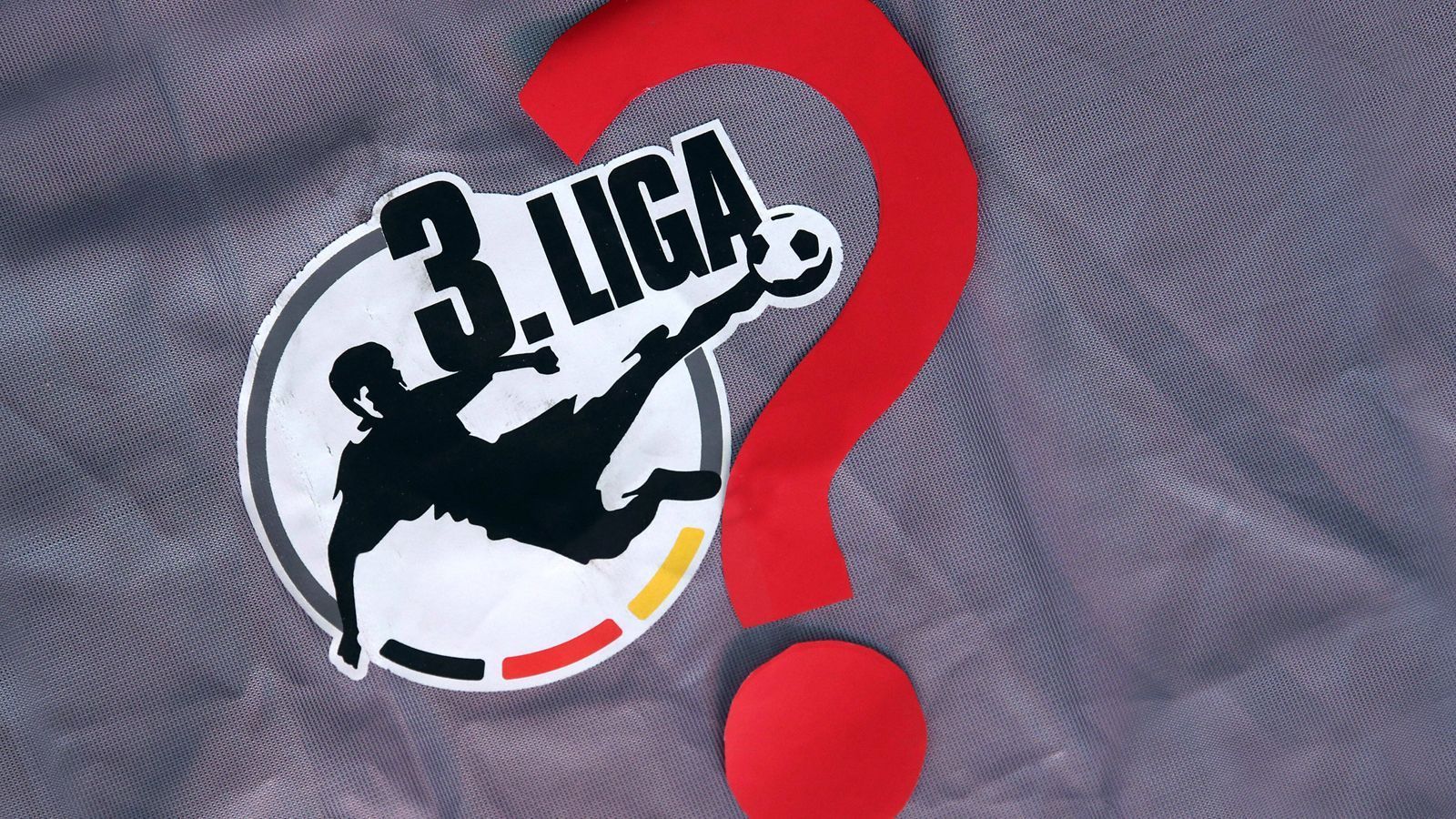 
                <strong>Was passiert bei einem möglichen Abbruch?</strong><br>
                Der DFB sagt: "Zu einer gegebenenfalls nötigen Entscheidung über einen möglicherweise später doch noch erforderlichen Abbruch der Saison und zu der Frage, wie in diesem Fall mit der Auf- und Abstiegsregelung sowie der folgenden Spielzeit zu verfahren wäre, soll der Außerordentliche DFB-Bundestag gemäß vorliegendem Antrag den DFB-Vorstand ermächtigen." Dieser Außerordentliche Bundestag findet am Montag statt.
              