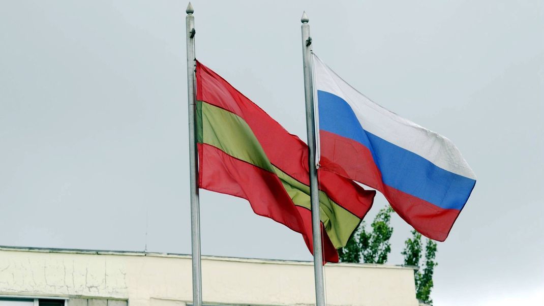 Russische und transnistrische Flaggen: Die abtrünnige Region Transnistrien in der Republik Moldau hat Russland um "Schutz" gebeten.