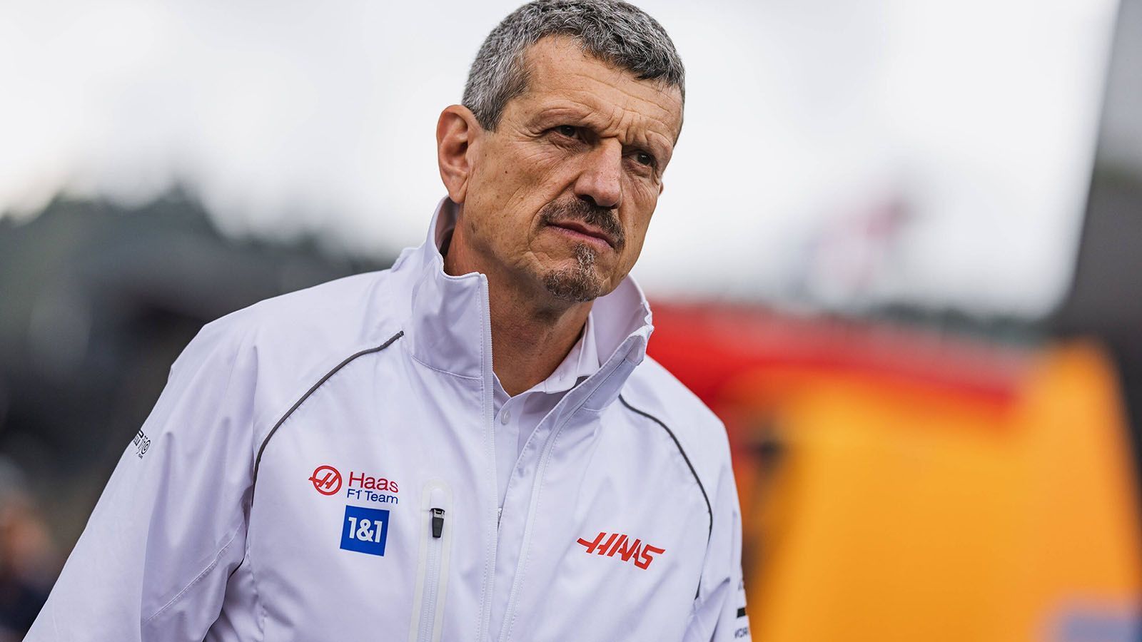 
                <strong>Verlierer: Haas </strong><br>
                Seit mittlerweile drei Rennen wartet Haas auf weitere Punkte. Und es hätte in Zandvoort so weit sein können, denn Mick Schumacher befand sich nach einem grandiosen Qualifying auf Punktekurs. Zwei verpatzte Boxenstopps sorgten beim Team allerdings für Ernüchterung. Schumachers Teamkollege Kevin Magnussen enttäuschte zudem erneut und beendete das Rennen auf Platz 15. Die bestechende Form vom Beginn der Saison hat der Däne schon lange verloren. Trotz der massiven Kritik der letzten Wochen scheint Mick Schumacher momentan der einzige Lichtblick des Teams zu sein.
              