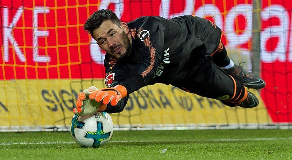 
                <strong>Roman Bürki</strong><br>
                Der Dortmunder Keeper hatte wenig zu tun, da die Augsburger kaum ernstzunehmende Schüsse auf den BVB-Kasten wagten. In der 43. Minute musste der Schweizer erstmals bei einem Schmid-Freistoß zur Stelle sein. Beim Gegentreffer gelang es ihm zunächst, den Ball abzuwehren. Beim Nachschuss aber war er chancenlos. ran-Note: 3.
              