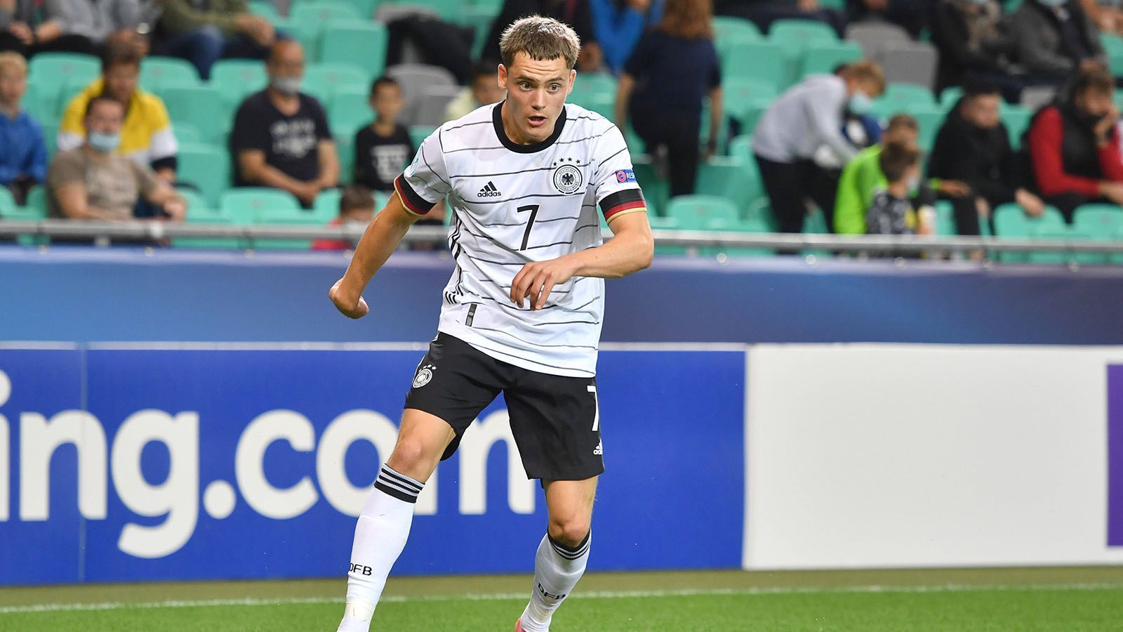 
                <strong>Florian Wirtz (Mittelfeld)</strong><br>
                Der Mittelfeldspieler zählt zu den größten deutschen Talenten und wird sicher dauerhaft den Sprung in die A-Nationalmannschaft schaffen. Gelingt es Wirtz konstant auf höchstem Niveau zu agieren, könnte er sogar einer der Schlüsselspieler in Zukunft werden.
              