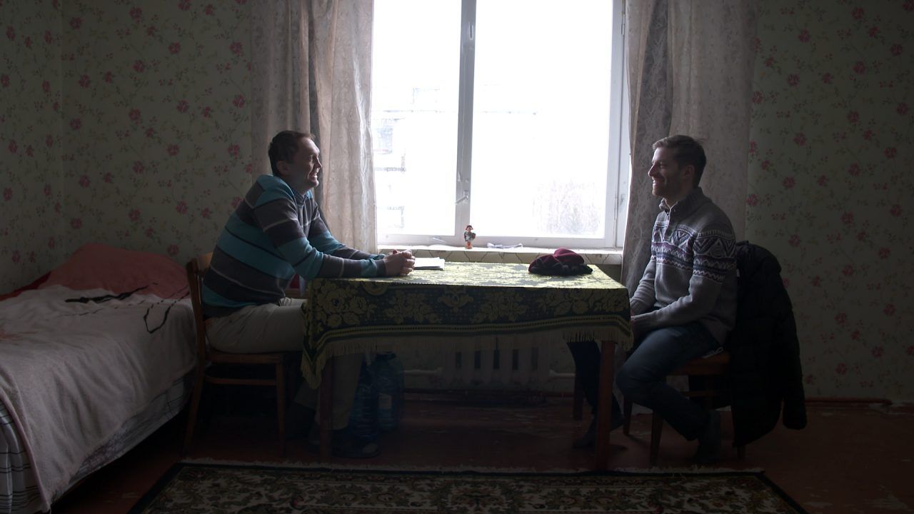 Manuel trifft einen Arbeiter des Kernkraftwerks in dessen Wohnung zum Gespräch.