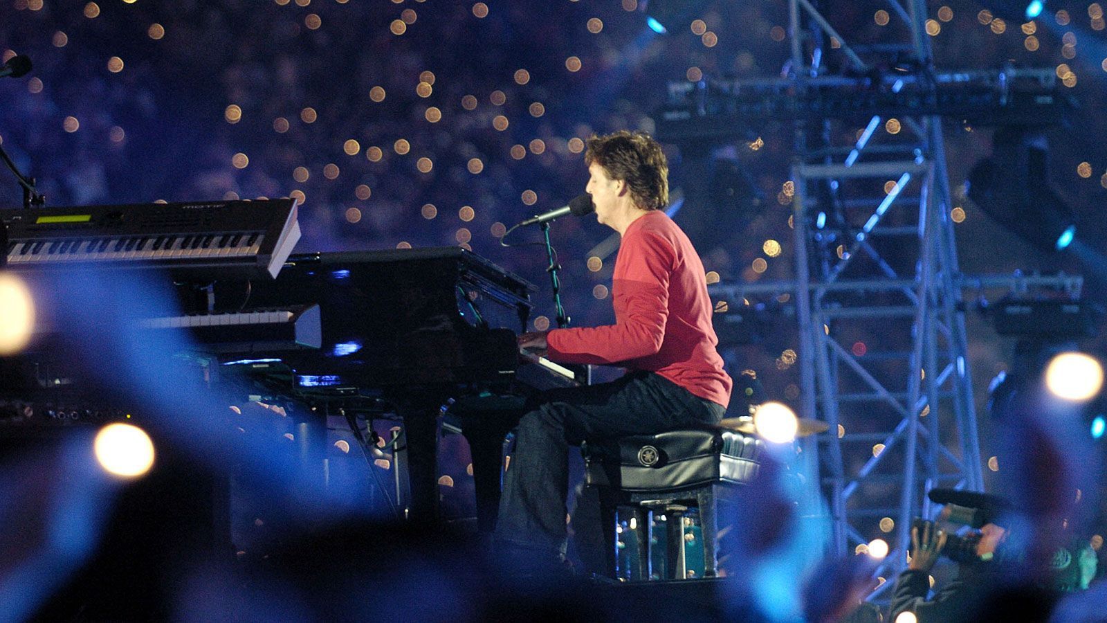 <strong>2005: Paul McCartney</strong><br>
                Sittlicher geht es da schon im Jahr 2005 zu. Ex-Beatle Paul McCartney bringt in der Halbzeitpause die Stimmung mit Hits wie "Get Back" und "Live and Let Die" zum Kochen. Absoluter Gänsehautmoment:&nbsp;84.000 Fans singen den Evergreen&nbsp;"Hey Jude".
