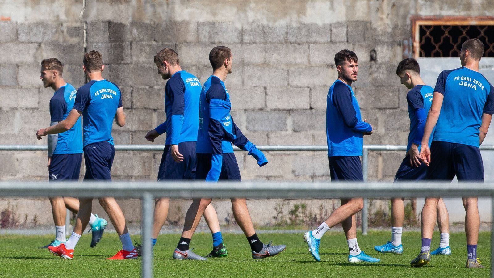 
                <strong>Und in Jena?</strong><br>
                Carl Zeiss Jena und Frauen-Bundesligist FF USV Jena dürfen von der Stadt nicht auf eine Ausnahmegenehmigung zur Wiederaufnahme des Trainings- und Spielbetriebs hoffen. Das machte der Leiter des Krisenstabs der Stadt, Benjamin Koppe, nochmals deutlich. Demnach habe das Gesundheitsamt der Stadt analysiert, dass diverse Punkte des DFB-Hygienekonzeptes im Ernst-Abbe-Sportfeld derzeit nicht umsetzbar seien, sagte CDU-Politiker Koppe der Ostthüringer Zeitung. Carl Zeiss muss sich unter Umständen ein Ausweichstadion suchen. Koppe kritisierte den DFB für sein Vorgehen. "Die Regeln während einer Pandemie stellen Regierungen und Gesundheitsbehörden auf, nicht der DFB", sagte er. Nachbesserungen am Ernst-Abbe-Sportfeld kämen aufgrund des bald anstehenden Umbaus nicht infrage. Zudem kündigte Koppe Quarantänemaßnahmen an, falls Spieler bei einem Auswärtsspiel mit Infizierten in Kontakt kommen.
              