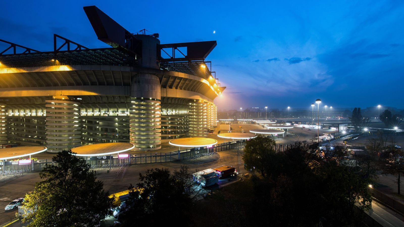 
                <strong>AC Milan</strong><br>
                Beim AC Milan ist derzeit vieles neu und deshalb bleibt abzuwarten, wie man in der Stadionfrage verfährt. Die alte Vereinsführung plante nämlich durchaus den Bau einer eigenen Arena, nachdem man sich nun schon mehrere Jahrzehnte das Giuseppe Meazza mit dem Stadtrivalen Inter Mailand teilen muss. Aber: Durch den Eigentürmerwechsel von Yonghong Li zum Hedgefond Elliott, könnten die Stadionpläne nun erst einmal wieder in der Schublade verschwinden.
              