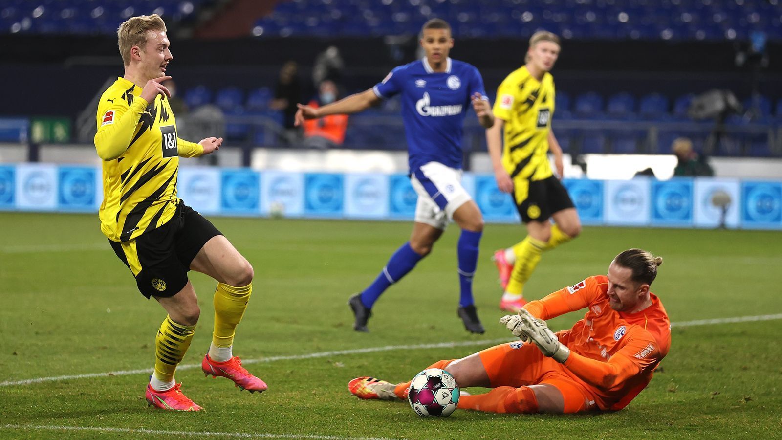 
                <strong>Julian Brandt</strong><br>
                Der Offensivspieler rotiert in die Startformation, kann sich allerdings nicht groß empfehlen. Auch wenn er an der Entstehung zum 2:0 beteiligt war, setzte er in der Offensive zu wenig Impulse. Nach 61 Minuten erfolgt die Auswechslung. ran-Note: 4  
              