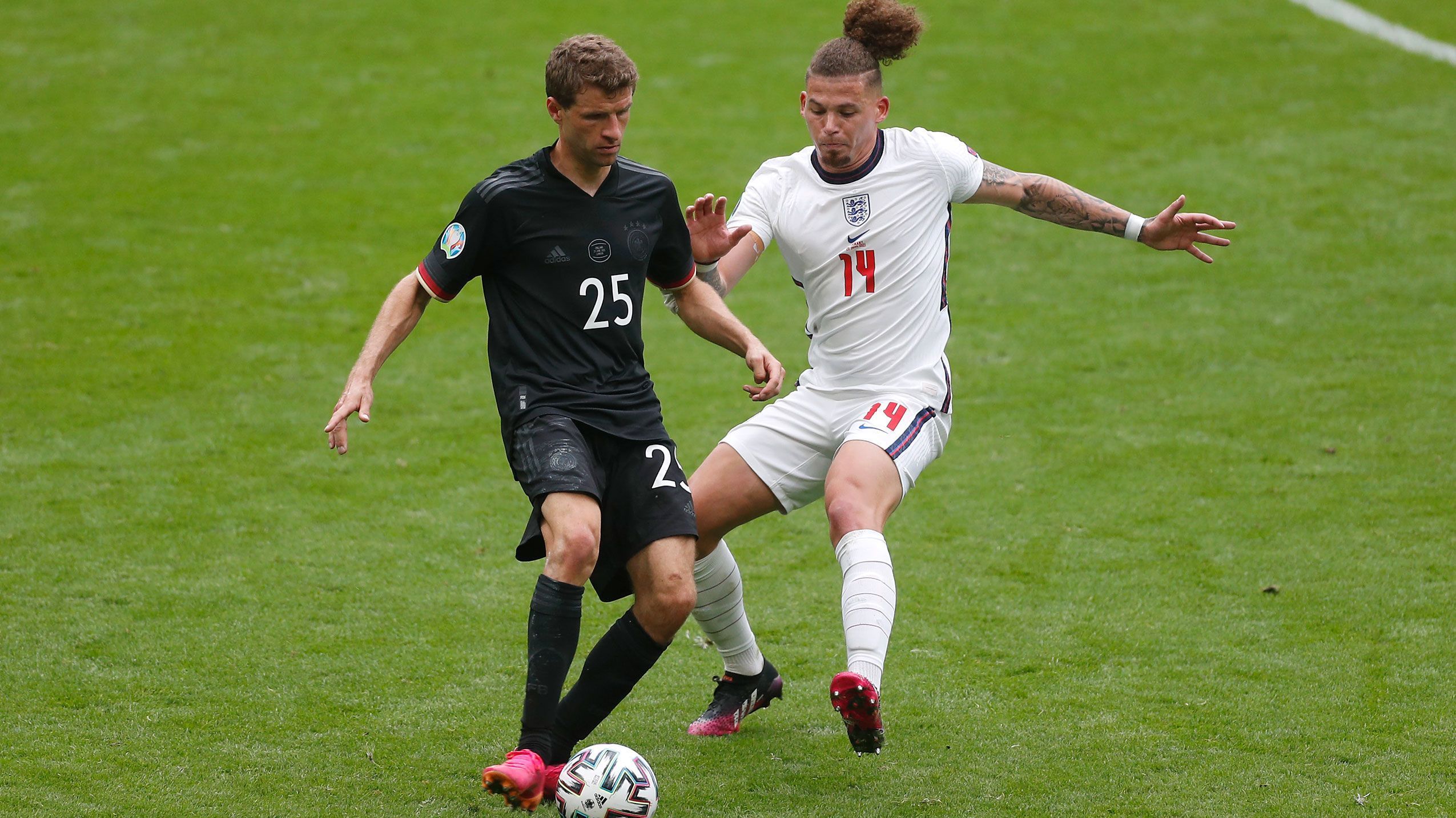 
                <strong>Thomas Müller (Deutschland)</strong><br>
                In der Anfangsphase überzeugt der Raumdeuter mit guten Bewegungen und Aktionen wie den Steckpass auf Goretzka vor Havertz' Freistoß. Allerdings ist Müller alles andere als fehlerfrei, so leitet er mit dem Ballverlust gegen Maguire einen Konter ein. Sein Fehlpass auf Sterling mündet in der Riesenchance von Kane. Bezeichnenderweise endet auch sein Freistoß in der Mauer. Hat wenig später die rieisige Chance zum Ausgleich! Vergibt, als er aus vollem Lauf allein vor Pickford knapp am Tor vorbeischießt. Vor dem Schlusspfiff muss er Platz machen für Musiala. ran-Note: 4
              