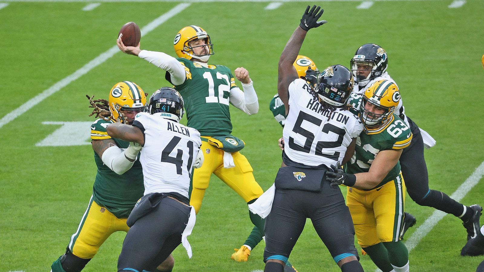 
                <strong>Week 15: Aaron Rodgers zum dritten Mal über 40</strong><br>
                Beim 24:16-Sieg der Green Bay Packers gegen die Carolina Panthers (die Highlights im Video) lieferte Quarterback Aaron Rodgers zwar eine eher diskrete Leistung ab (143 Yards, ein Touchdown), dennoch stellte der MVP-Kandidat einen Rekord auf: Dieser eine Touchdown-Pass war nämlich der 40. der Saison für Rodgers. Die magische 40 schaffte er nun schon zum dritten Mal in seiner Karriere, keinem anderen Quarterback gelang das häufiger als zwei Mal.
              