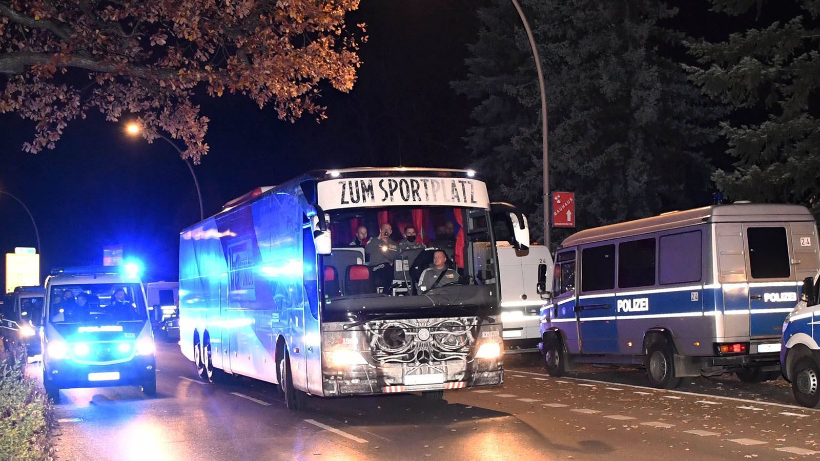 
                <strong>Berlin-Derby: Die Bilder des Spiels</strong><br>
                Der Bus von Union Berlin fährt an der Alten Försterei vor. Doch es steht kein Spiel wie jedes andere auf dem Programm, sondern das Berliner Derby gegen Hertha BSC. ran hat die Bilder der Partie.
              