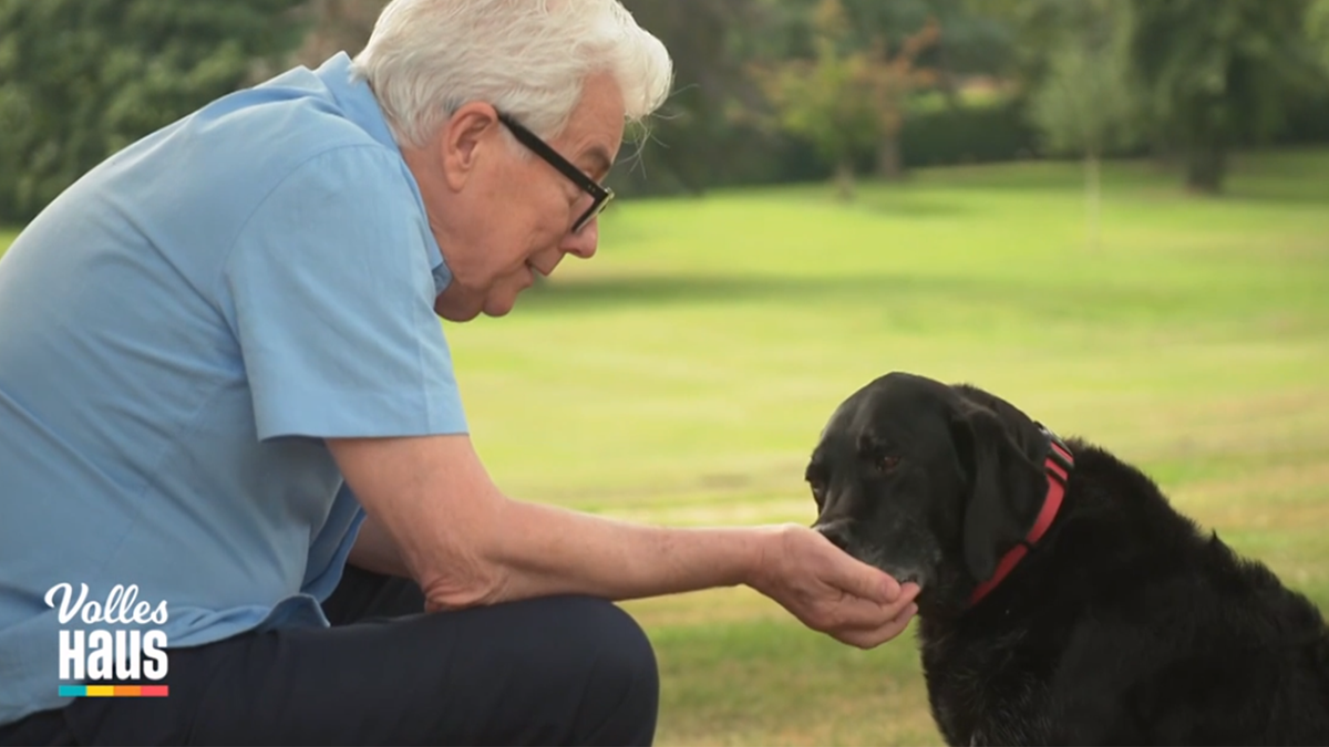 Ken Follett im Garten seines Landsitzes mit seinem Hund