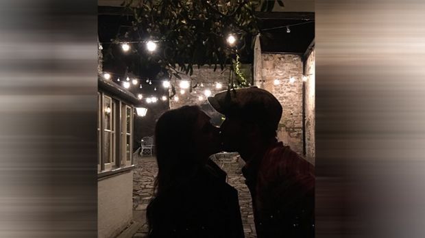
                <strong>David Beckham</strong><br>
                Romantik darf bei den Beckhams an Weihnachten nicht fehlen! Wie es die Tradition will küsst David Beckham seine Frau Victoria unter einem Mistelzweig und schreibt zu diesem Foto vom ersten Feiertag: "Weihnachtsküsse sind immer die besten".
              