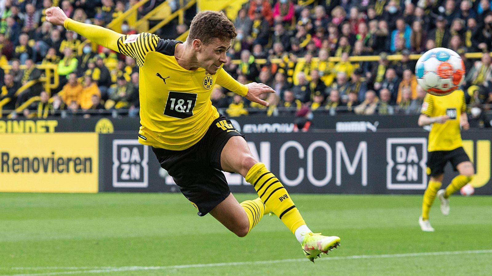 
                <strong>Thorgan Hazard</strong><br>
                Einer der Lichtblicke in der Offensive von Borussia Dortmund war zuletzt Thorgan Hazard. Der Belgier traf in den beiden jüngsten Pflichtspielen drei Mal, allerdings gelangen zwei der Treffer im DFB-Pokal gegen Zweitliga-Schlusslicht FC Ingolstadt. Wenn es diesmal zu einem Sieg reichen soll, dann muss Hazard seine gute Form aus den vergangenen Spielen auch gegen einen Gegner des Kalibers Ajax Amsterdam zeigen. Wahrscheinlich wird Nico Schulz ausfallen, sodass Hazard die linke Bahn wird beackern müssen.
              