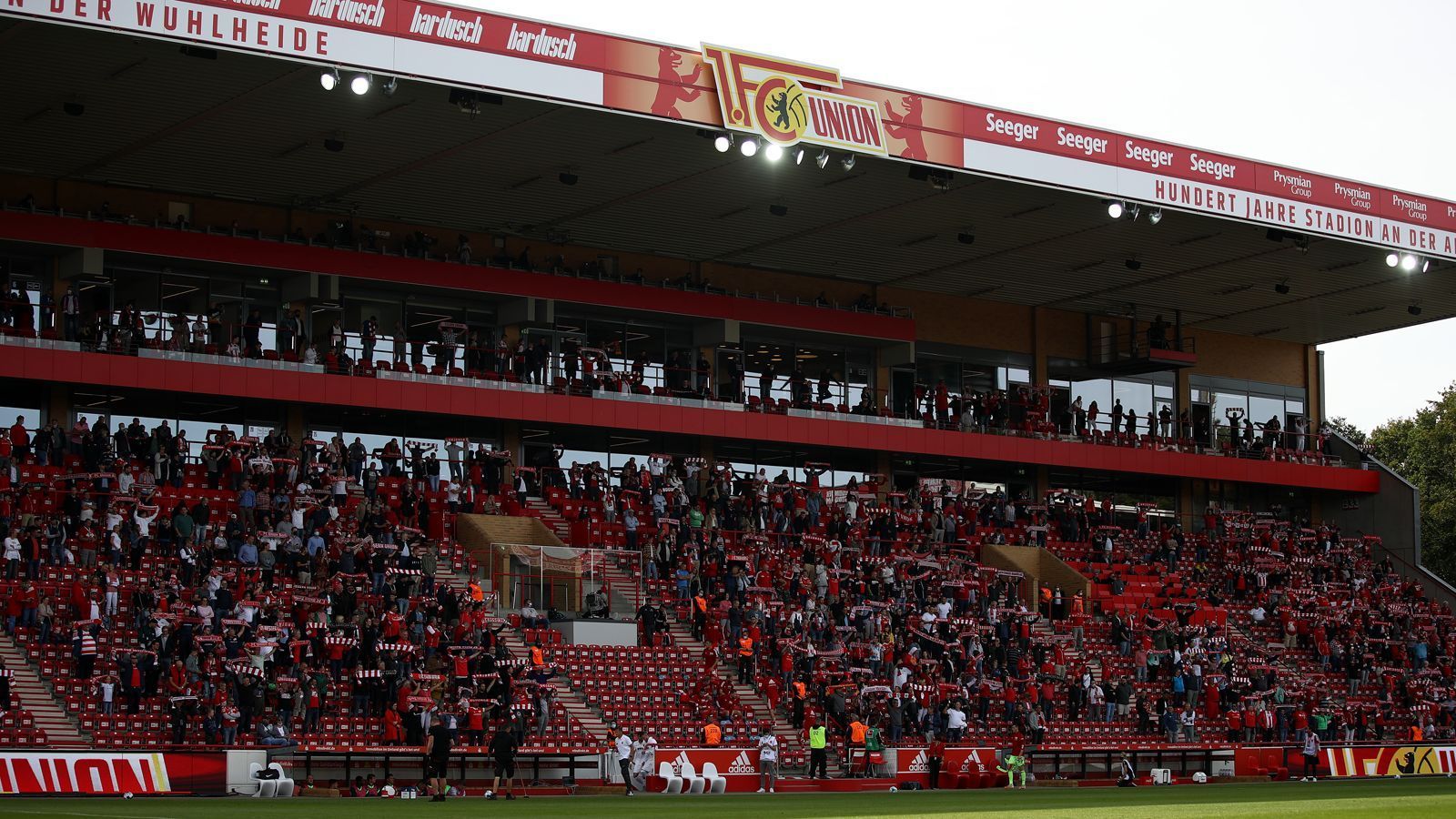 
                <strong>Die Fan-Kapazitäten vor dem 5. Bundesliga-Spieltag</strong><br>
                Eigentlich hatte Union Berlin Großes vor. Neben dem Einlass von Fans beim Spiel gegen Freiburg am Samstag, sollte zudem auch am Sonntag eine Veranstaltung stattfinden. Erstmals sollte ein Zuschauerkonzept mit Corona-Schnelltests und ohne Abstand ausprobiert werden. Die massiv gestiegenen Infektionszahlen verhindern dies aber nun wohl doch noch. (Stand: 22.10.2020)
              