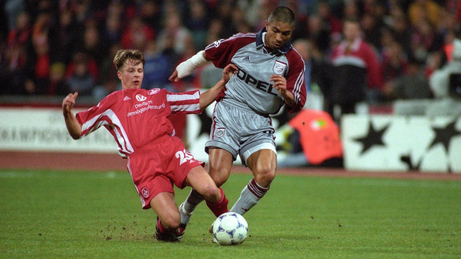 
                <strong>1998/99: Bayern München - 1. FC Kaiserslautern</strong><br>
                Hinspiel: Bayern München - 1. FC Kaiserslautern 2:0 -Rückspiel: 1. FC Kaiserslautern - Bayern München 0:4 -Weiterer Verlauf: Final-Niederlage gegen Manchester United (1:2)
              