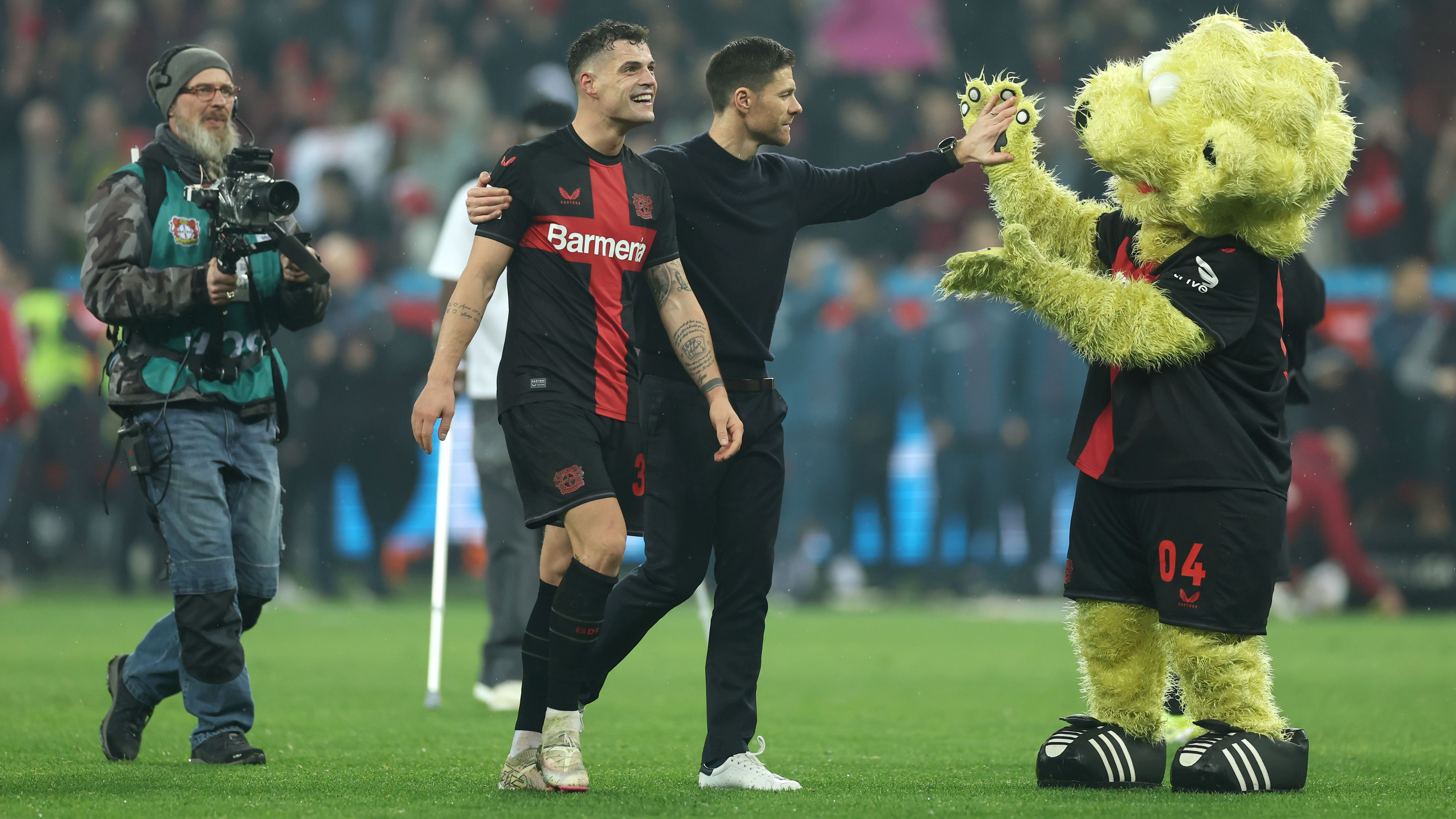 <strong>Leverkusen ist nicht Dortmund, Meisterschaft ist entschieden</strong><br>...&nbsp; teilweise noch große Vorsprünge im Finish verspielt hatte. In der Saison 2018/19 gab die Borussia einen zwischenzeitlichen Vorsprung von neun Punkten noch aus der Hand, 2022/23 verspielten die Dortmunder am abschließenden Spieltag zuhause im Fernduell mit den Bayern erneut den Titel. Das wird Leverkusen nun aber nicht passieren.&nbsp;