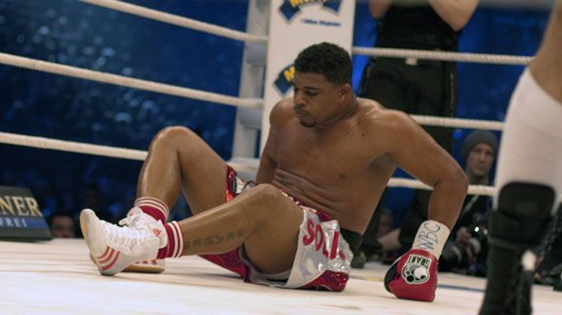 
                <strong>Vitali Klitschko vs. Odlanier Solis (2011)</strong><br>
                Vitali Klitschko vs. Odlanier Solis (2011): Der frühere Olympiasieger, Odlanier Solis, galt als große Hoffnung im Schwergewicht. Doch schon in Runde eins war der Traum des Exil-Kubaners ausgeträumt. Bei einem Schlag Klitschkos knickte Solis weg und riss sich das vordere Kreuzband, den Meniskus und erlitt einen Knorpelschaden. Klitschko siegte durch TKO in Runde eins.
              