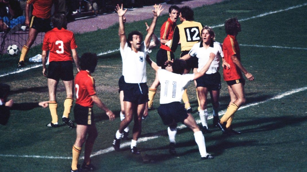 Jubel bei Deutschland nach einem Treffer von Horst Hrubesch gegen Belgien.