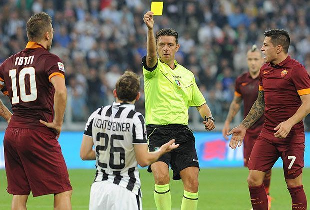 
                <strong>Gelbe Karten im Minutentakt</strong><br>
                Sechs Spieler sahen in der Partie den gelben Karton durch Schiedsrichter Gianluca Rocchi, hier trifft es Stephan Lichtsteiner (Juventus Turin).
              