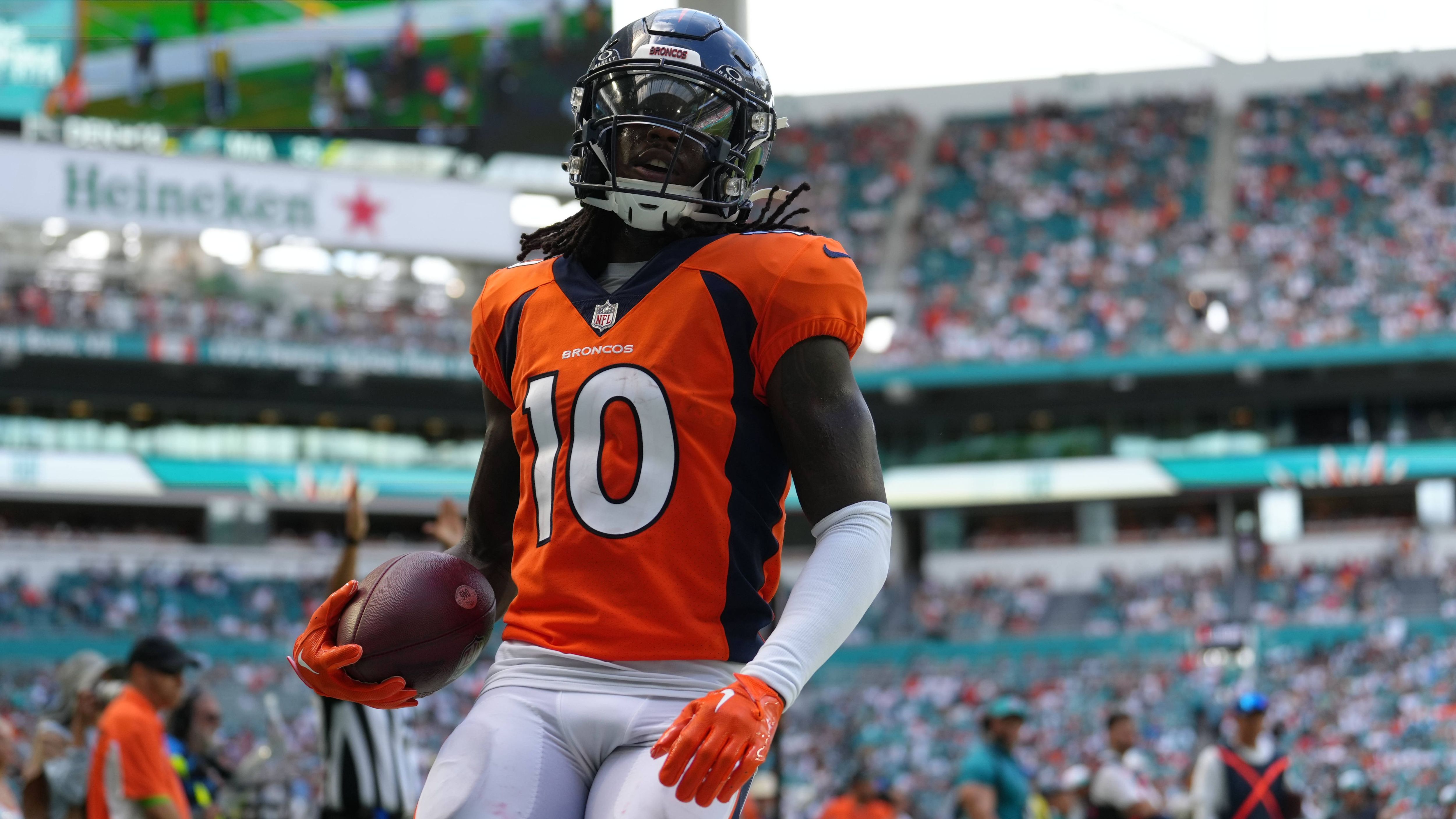 <strong>Jerry Jeudy (Denver Broncos)</strong><br>Auch die Gerüchte über einen Receiver-Trade der Broncos klingen nicht ab. Den vermeintlich höchsten Gegenwert dürfte Jeudy haben. Laut "ESPN" soll Denver in der Offseason einen Erstrunden-Pick als Gegenwert verlangt haben. Die Carolina Panthers gelten wie die Kansas City Chiefs als ein Interessent.