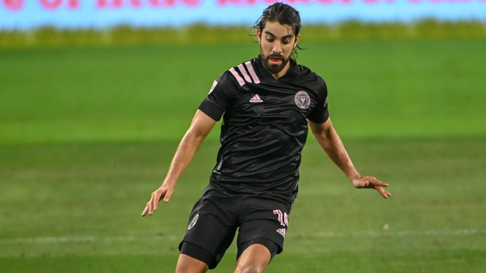 
                <strong>Platz 7: Rodolfo Pizarro (Inter Miami)</strong><br>
                Jahresgehalt: 3,35 Millionen US-Dollar (2,82 Millionen Euro) - Position: Offensiver Mittelfeldspieler - Alter: 27 Jahre
              