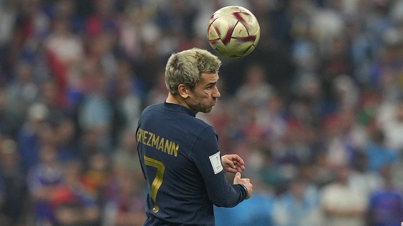 
                <strong>Antoine Griezmann</strong><br>
                Der Blondschopf fällt mit laissez-faire und verunglückten Standards auf. Darf von seiner WM-Position im offensiven Mittelfeld nach der Auswechslung von Giroud weiter nach vorne rücken. Sein Spiel wird dadurch jedoch keineswegs belebt. Als 70 Minuten rum sind, muss Griezmann dann selbst für Coman weichen. ran-Note: 5
              