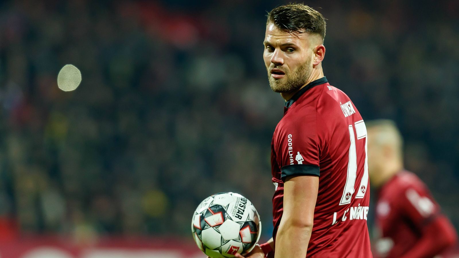 
                <strong>Eduard Löwen (1. FC Nürnberg)</strong><br>
                Nürnbergs Eduard Löwen gehört derzeit zum Kader der deutschen U21-Nationalmannschaft bei der EM-Endrunde. Als Sohn von Spätaussiedlern aus Sibirien könnte der 22 Jahre alte Defensivmann künftig für Russland auflaufen. "Meine El­tern kom­men aus Si­bi­ri­en, sind 1995 nach Deutsch­land aus­ge­wan­dert. Meine Er­zie­hung und Men­ta­li­tät ist rus­sisch ge­prägt", sagte Löwen vor einiger Zeit der "Bild". Ein definitiver Wechsel steht für Löwen hingegen bereits fest. Im Sommer 2019 verlässt er den "Club" und wechselt zu Hertha BSC in die Hauptstadt Berlin.
              