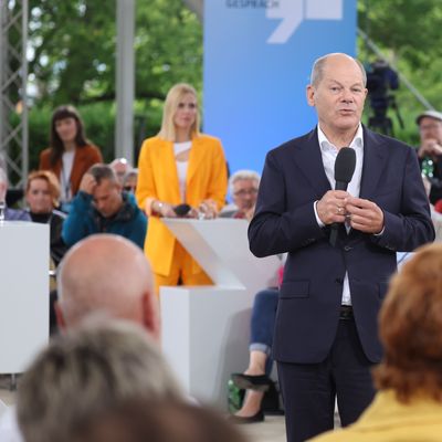 10.08.2023, Thüringen, Erfurt: Bundeskanzler Olaf Scholz (SPD) bei einem Gespräch mit Bürger:innen im egapark. 