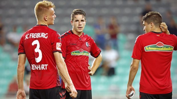 
                <strong>SC Freiburg</strong><br>
                Testspiele/EL-Qualifikation/DFB-Pokal: Gegen Feyenoord und Konyaspor zeigte das Streich-Team gute Leistungen, gegen Sandhausen folgte ein peinliches 0:3 und auch die Saisoneröffnung gegen den FC Turin ging in die Hose (1:2). Aber es kam noch schlimmer: In der Europa-League-Qualifikation flog Freiburg gegen Domzale raus. Zumindest im DFB-Pokal siegten die Breisgauer mit 2:1 in Halberstadt! Personal: Der Aderlass durch die Abgänge von Vincenzo Grifo und Maximilian Philipp war einmal mehr eklatant. Von den Neuen dürfte vorerst Philipp Lienhart einen Stammplatz haben. Zuletzt wurde Marco Terrazzino aus Hoffenheim verpflichtet. Form: Das letztjährige Überraschungsteam scheint nach den Abgängen von Grifo und Philipp noch in der Findungsphase zu sein. ran-Check: 4 Punkte
              