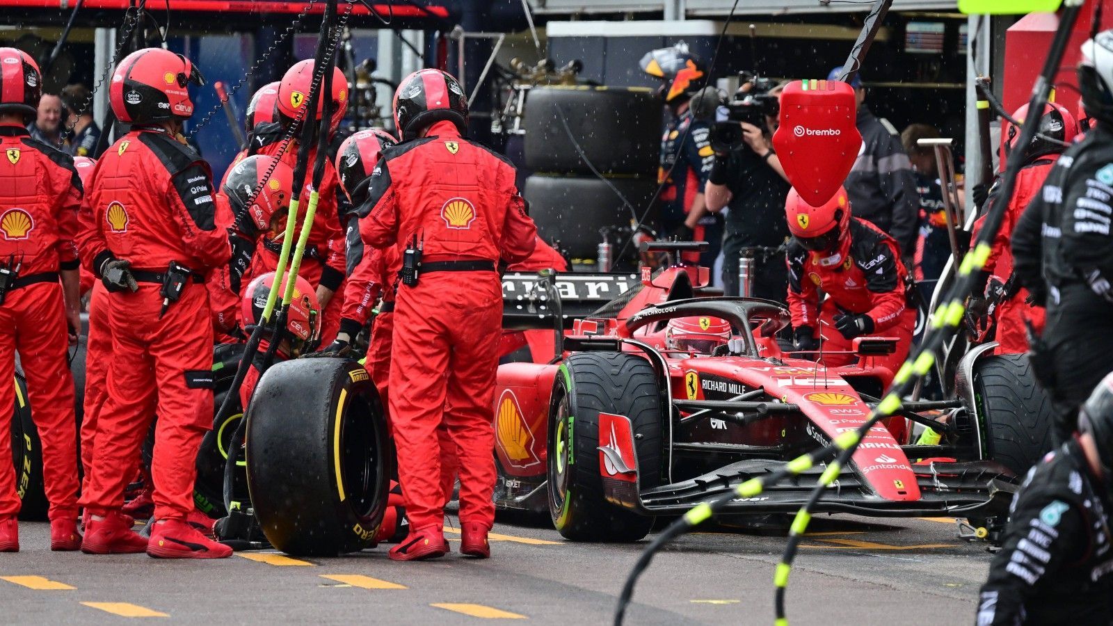 
                <strong>Verlierer: Ferrari</strong><br>
                Vor Saisonbeginn waren die Ziele bei der Scuderia groß. Man wollte Red Bull in Sachen WM zum größten Konkurrenten werden, nun ist man Lichtjahre entfernt. Ferrari ist nur vierte Kraft hinter Red Bull, Aston Martin und Mercedes – und so sah es auch in Monaco aus. Mit Rang sechs und Rang acht wussten Charles Leclerc und Carlo Sainz nicht wirklich zu überzeugen. Der Monegasse kann bei seinem Heim-GP die vor ihm fahrenden Silberpfeile nicht entscheidend unter Druck setzen, der Spanier fährt sich bei einem Unfall die Nase weg und hinterlässt Trümmer. Ferrari versinkt mehr und mehr im Mittelmaß
              