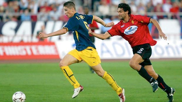 
                <strong>Atletico Madrid</strong><br>
                Atletico Madrid: Heute ist Atletico Madrid neben dem FC Barcelona und Real Madrid die dritte Macht im spanischen Fußball. Zu Beginn des Jahrtausends sah dies jedoch anders aus: Der Verein war hoch verschuldet und wurde nach dem Abstieg in der Saison 1999/2000 für "tot" erklärt. Mit dem talentierten Fernando Torres und einem ausgeglichenen Team aus jungen und alten Spielern schaffte Atletico 2002 den Wiederaufstieg und startete seinen Erfolgslauf, der bis heute anhält.
              