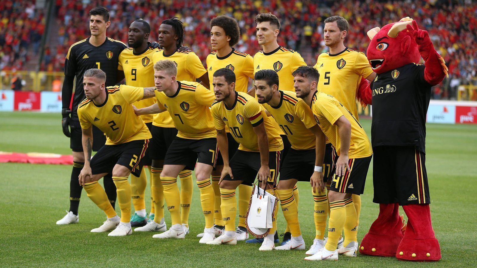 
                <strong>ran-Redakteur Mike Stiefelhagen tippt</strong><br>
                Weltmeister wird: Belgien. Die vier Top-Favoriten sind Deutschland, Spanien, Frankreich und Brasilien. Ich glaube, dass Brasilien aufgrund des ausgewogenen Kaders, einem endlich starken Keeper (Alisson) und gleich zwei super Mittelstürmern (Jesus & Firmino) - war sonst immer eine Schwachstelle - Weltmeister wird. Dachte ich. Bis vorgestern. Da hatte ich über Nacht einen sehr realen Traum, in dem De Bruyne, Hazard, Mertens & Co. jubelten und die WM gewannen. Von daher: Natürlich Belgien! #InstinktTipper
              