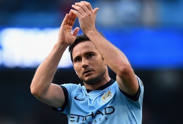 
                <strong>Frank Lampard</strong><br>
                Auch nach dem Spiel hellt sich die Miene des ehemaligen Nationalspielers nicht auf. Fast hat man den Eindruck, als würde er sich bei den mitgereisten Blues-Anhängern persönlich dafür entschuldigen, dass er seinem Ex-Verein die ersten beiden Punkte der Saison geklaut hat.
              