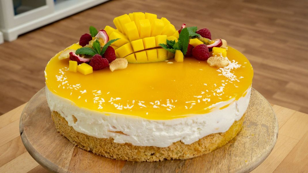 Vanille-Biskuit mit Pfirsich-Kokos-Quark-Creme und Mango-Maracuja-Fruchtspiegel.