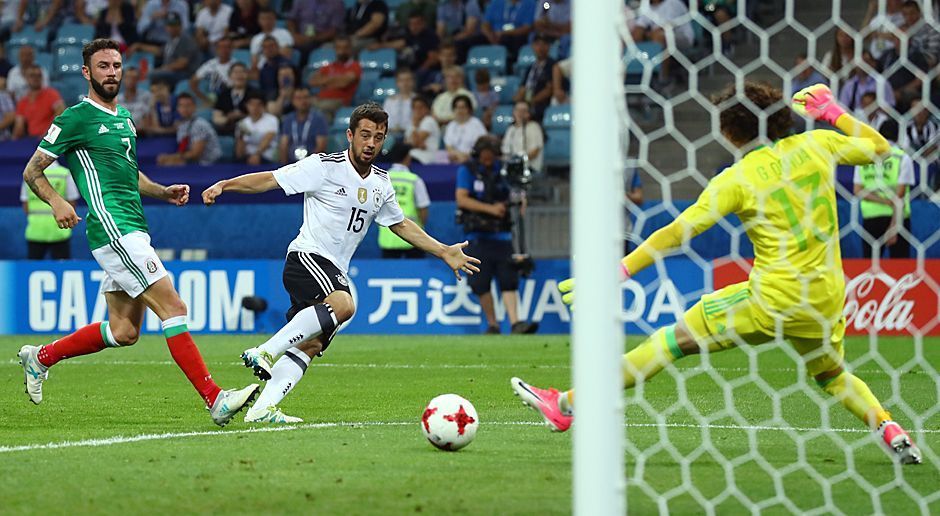 
                <strong>Amin Younes</strong><br>
                Amin Younes zählte zu den positiven Überraschungen im Vorfeld des Confed Cups. In den letzten Wochen dürfte er sich jedoch mit Transferstreitigkeiten und einer verweigerten Einwechslung bei Ajax Amsterdam um seine WM-Chancen gebracht haben. Im Moment fehlt die Spielpraxis. Außerdem ist Joachim Löw nicht dafür bekannt, schwierige Charaktere als Ergänzungsspieler mitzunehmen.
              