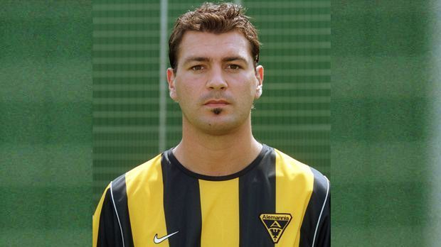 
                <strong>Mark Rudan</strong><br>
                290.000 Mark Ablöse zahlte Alemannia Aachen 2001 für Mark Rudan - dabei war der Innenverteidiger eigentlich ablösefrei. Der Australier hatte gefälschte Papiere als Rechnung ausgegeben und das Geld in die eigene Tasche gesteckt. Rudan wurde später zu einer Bewährungsstrafe verurteilt. Für Aachen stand er dennoch in 15 Partien auf dem Platz.
              